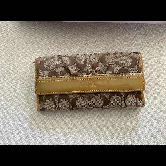 Coach beige, signature, soho, pleated, jacquard, bag/purse and matching wallet. - Picture 9 of 13